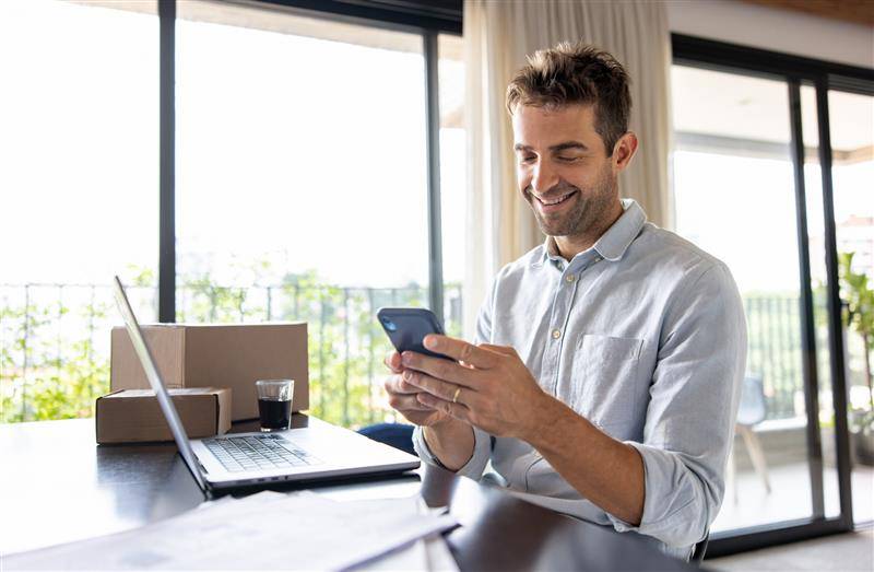 entrepreneur travaillant à domicile 