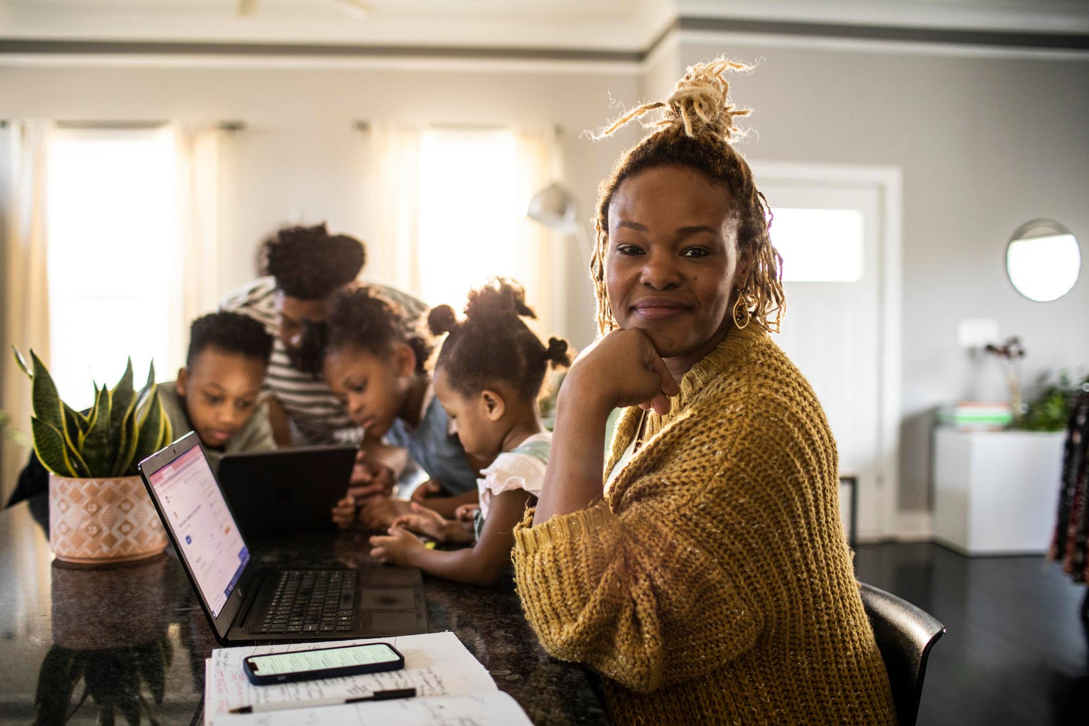 Femme travaillant depuis la maison avec sa famille 