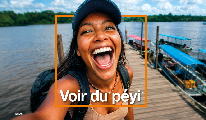 Jeune femme souriante et joyeuse sur un ponton en Guyane