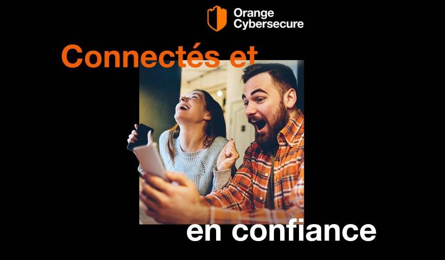 Deux personnes heureuses de profiter de leurs mobiles en sécurité